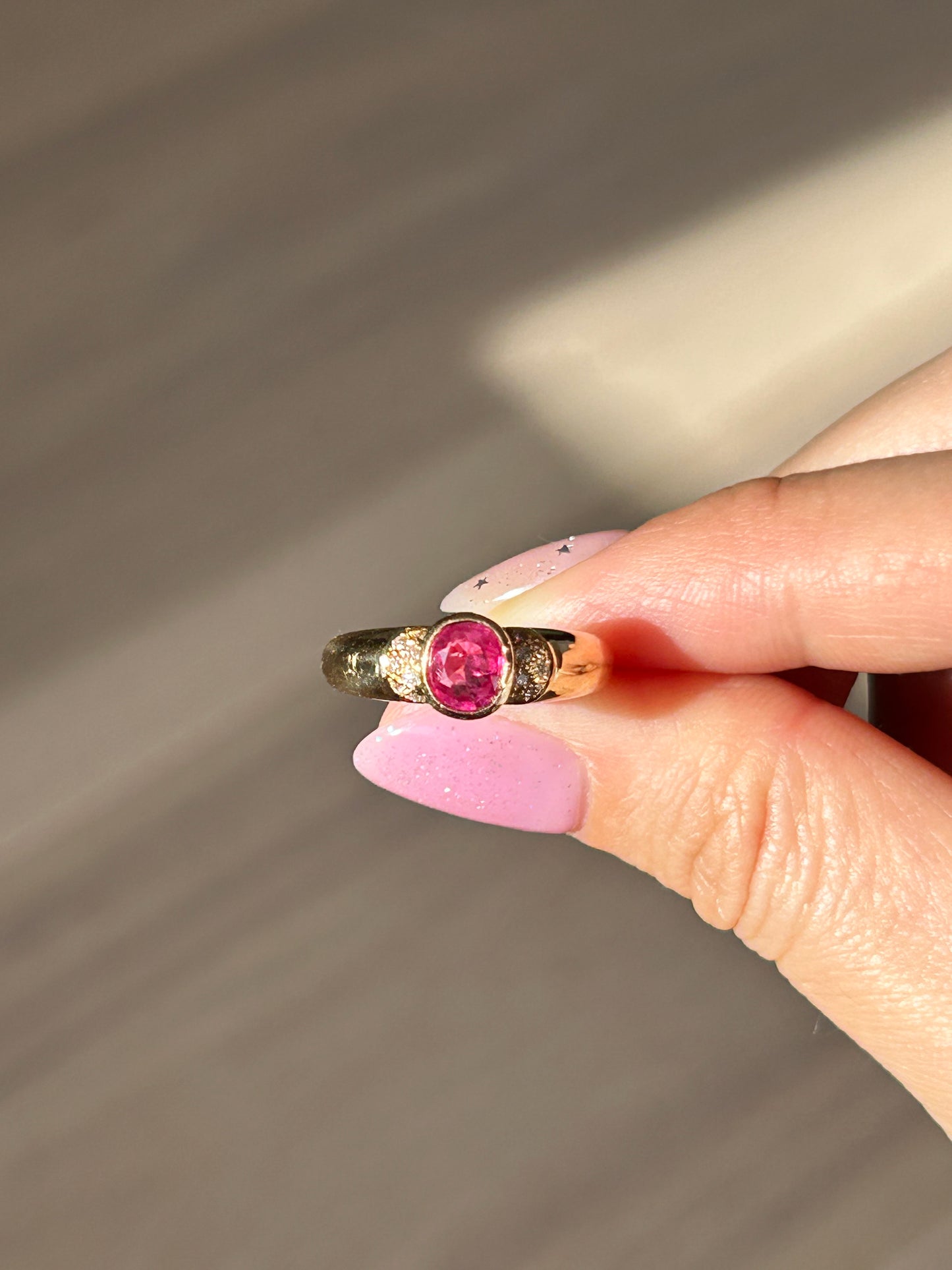 Vintage 18k Oval Ruby Bezel Set Ring: US Size 6