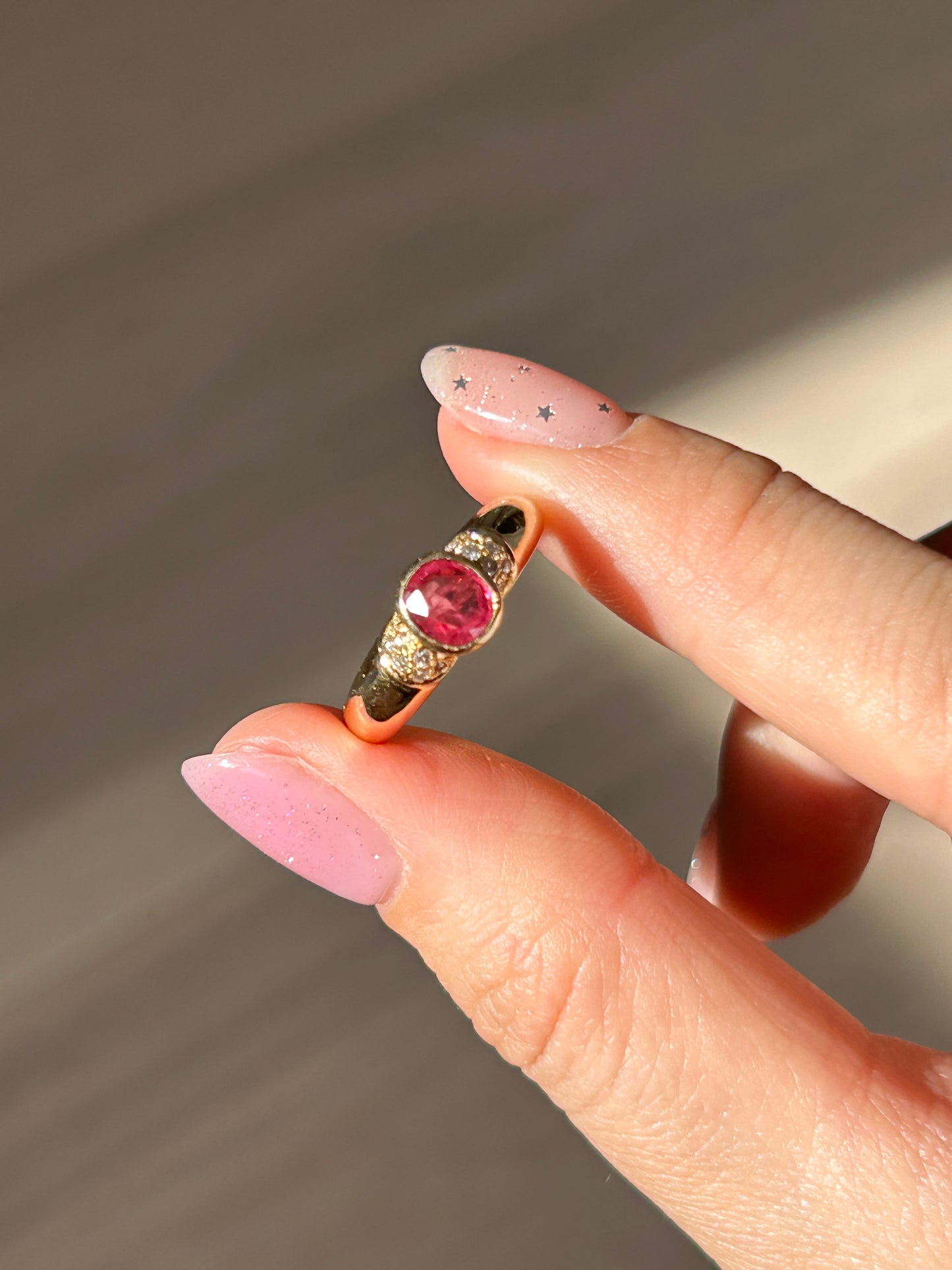 Vintage 18k Oval Ruby Bezel Set Ring: US Size 6