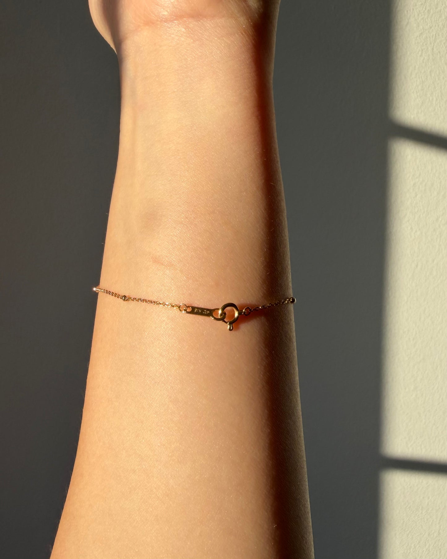 Modern 18k Gold Dainty Bracelet with Diamonds