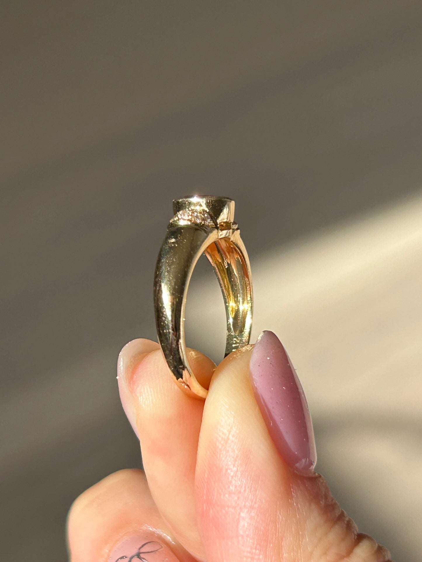 Vintage 18k Oval Ruby Bezel Set Ring: US Size 6