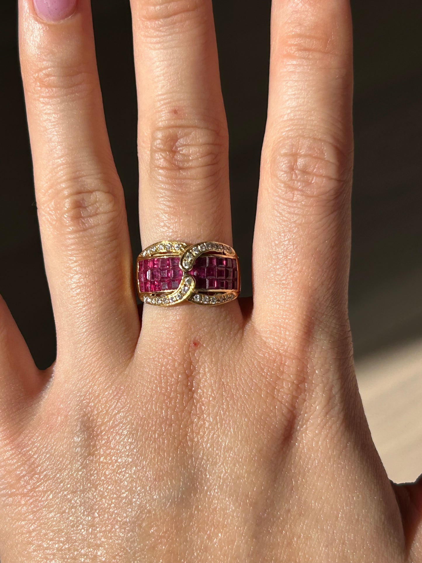 Vintage 18k Invisible Set Ruby Buckle Motif Ring: US Size 6