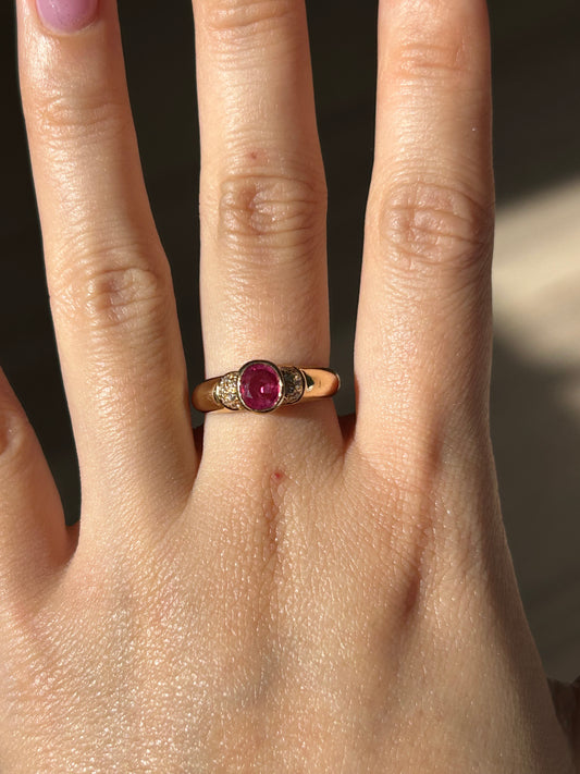 Vintage 18k Oval Ruby Bezel Set Ring: US Size 6