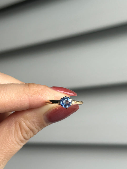 Vintage 18k Gold Cornflower Blue Sapphire Solitaire Ring
