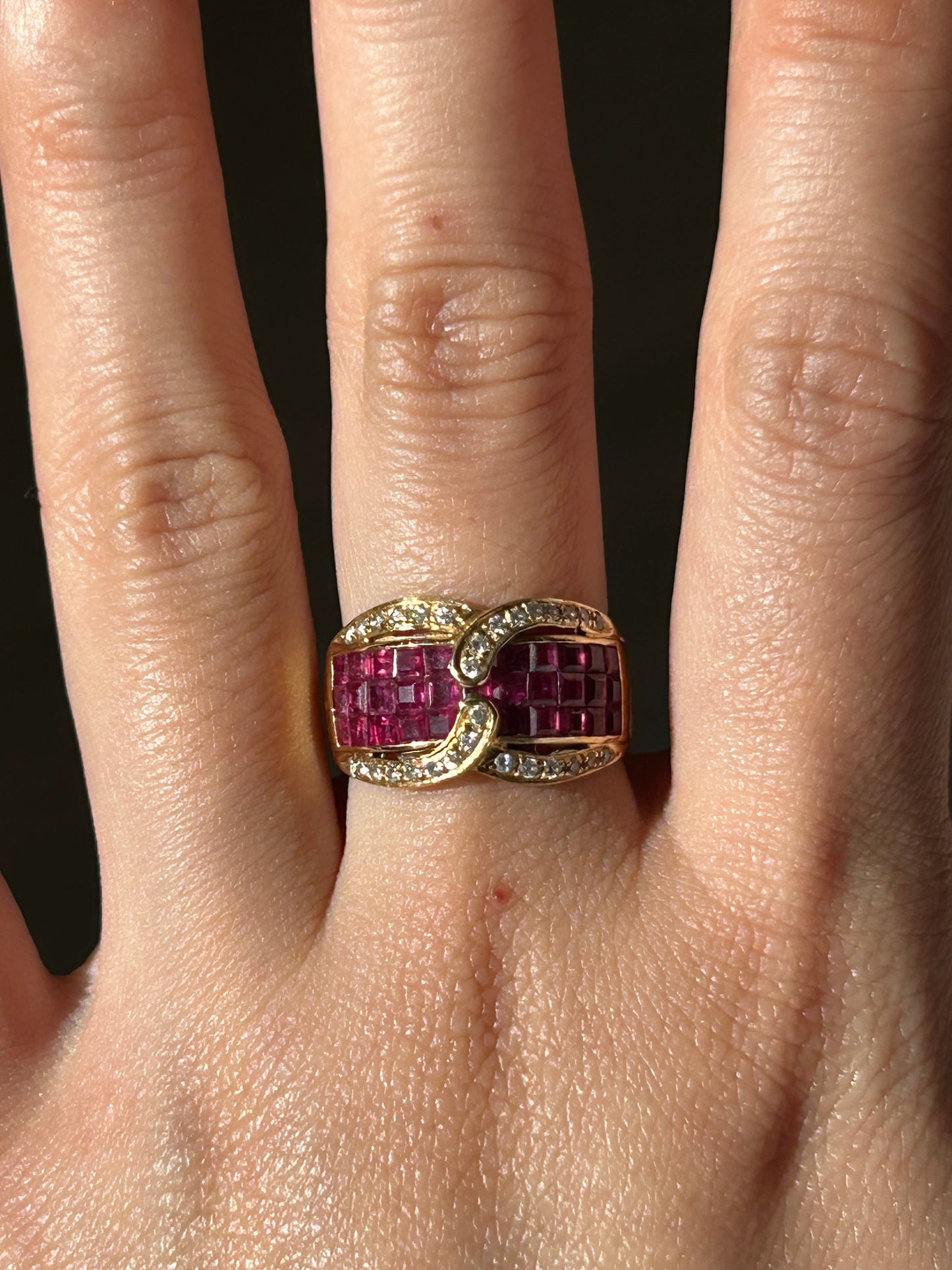 Vintage 18k Invisible Set Ruby Buckle Motif Ring: US Size 6