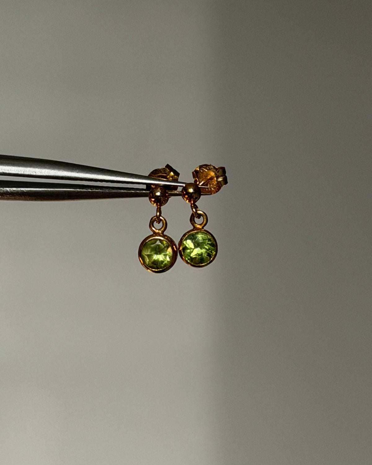 Vintage 18k Gold Bezel Set Peridot Drop Earrings