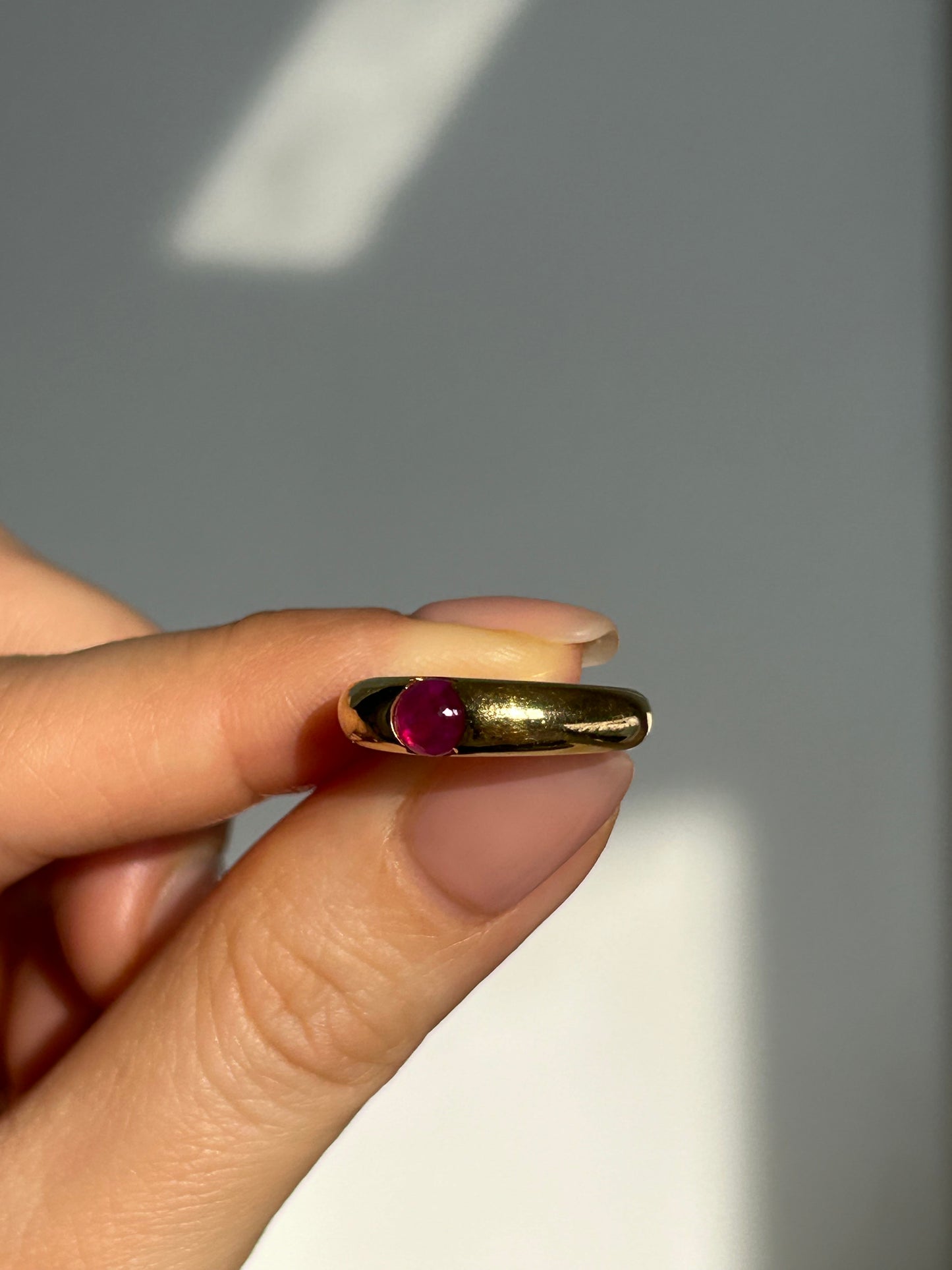 Vintage 18k Gold Ruby Cabochon Donut Ring