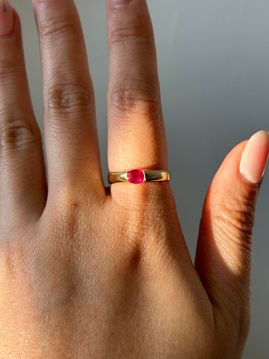 Vintage 18k East West Oval Ruby Half Bezel Set Ring: US Size 7