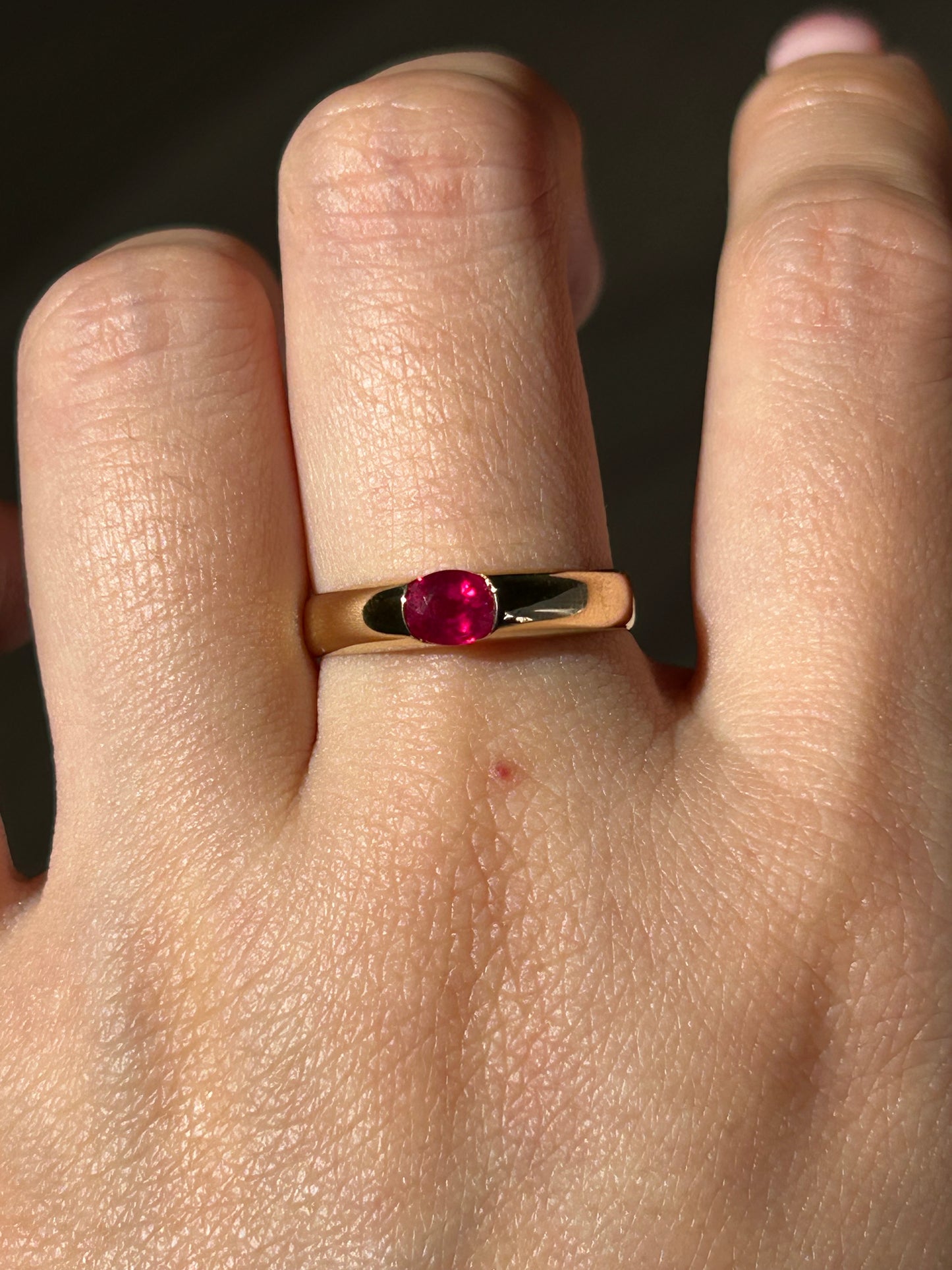 Vintage 18k East West Oval Ruby Half Bezel Set Ring: US Size 7