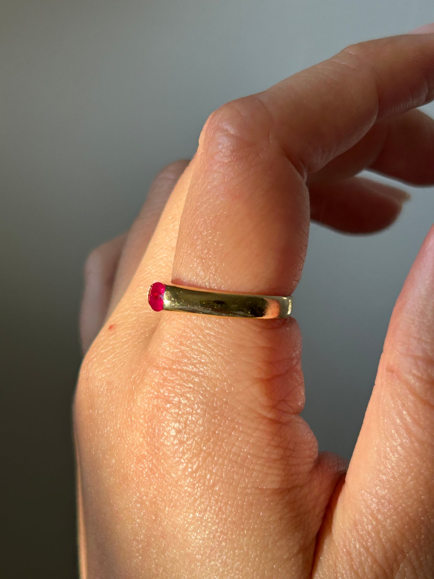 Vintage 18k East West Oval Ruby Half Bezel Set Ring: US Size 7