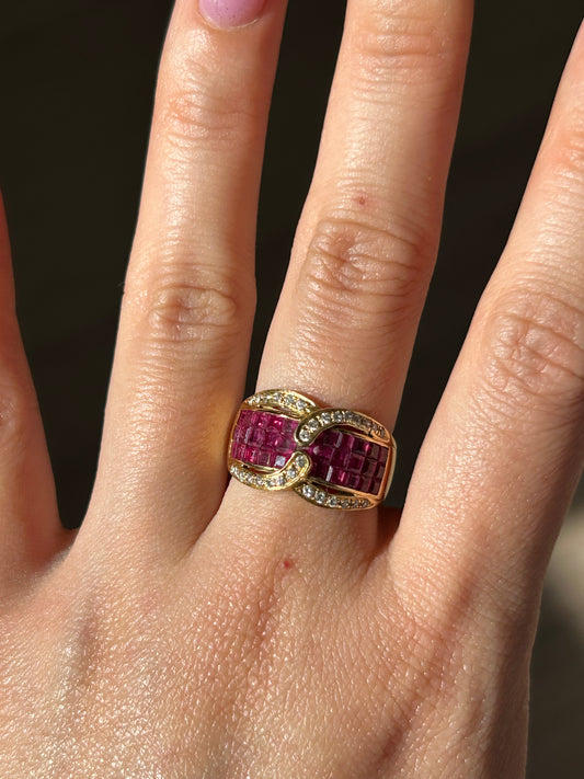 Vintage 18k Invisible Set Ruby Buckle Motif Ring: US Size 6