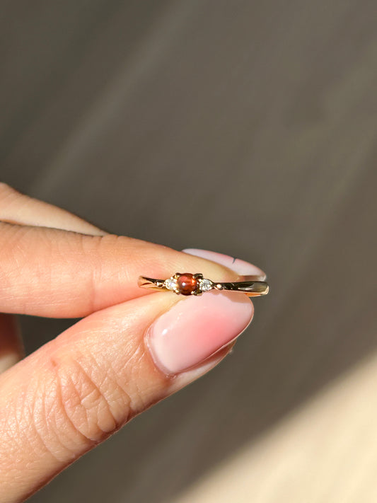 Vintage 18k Yellow Gold Orange Garnet Dainty Ring: US Size 6.25