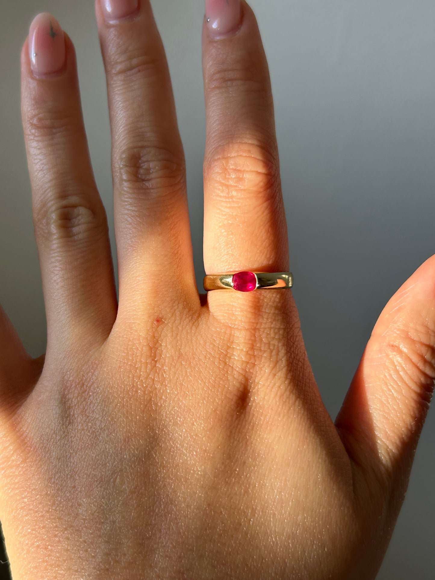 Vintage 18k East West Oval Ruby Half Bezel Set Ring: US Size 7
