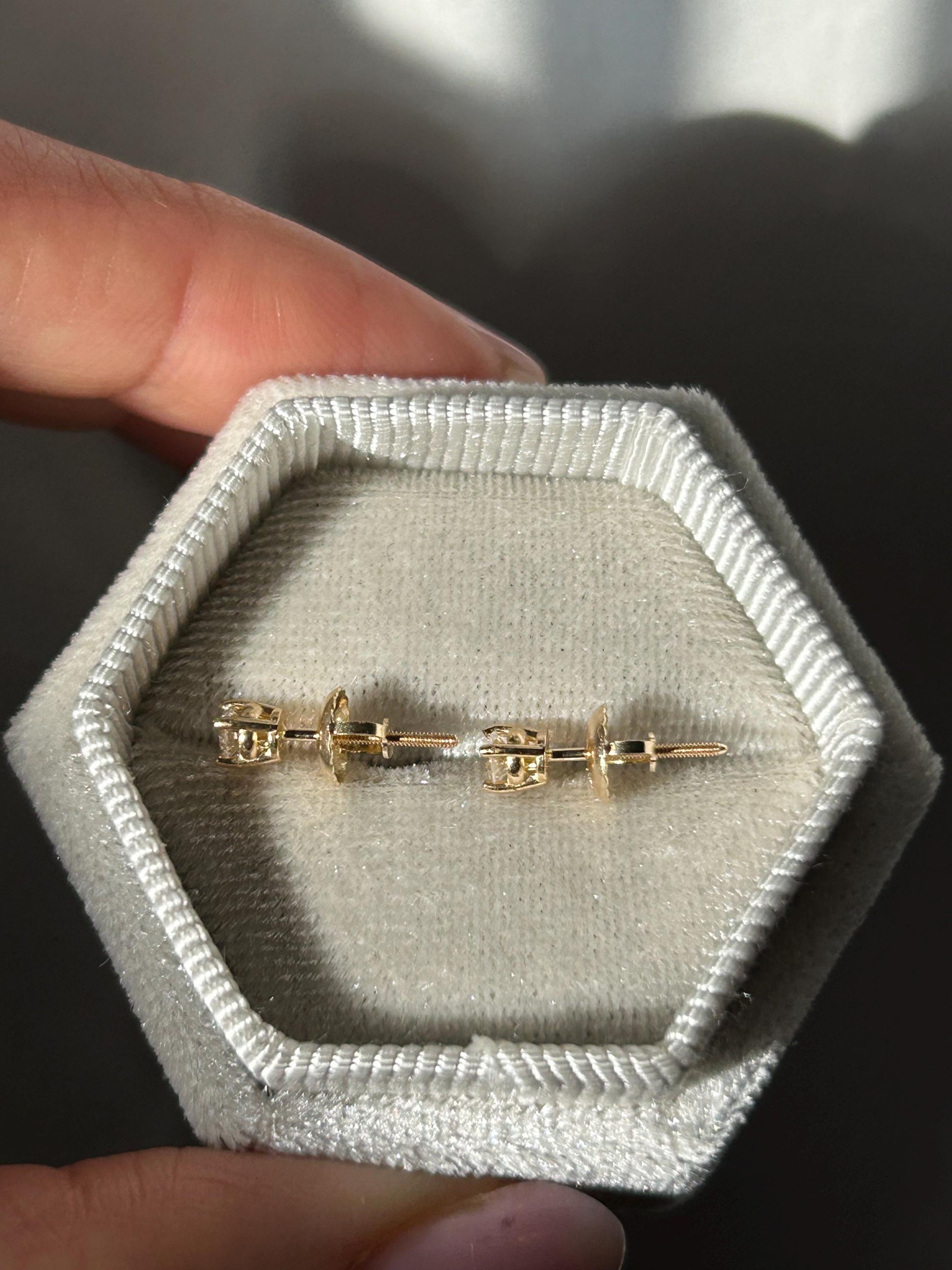 14k Yellow Gold Diamond Stud Earrings: Classic 0.2 ct
