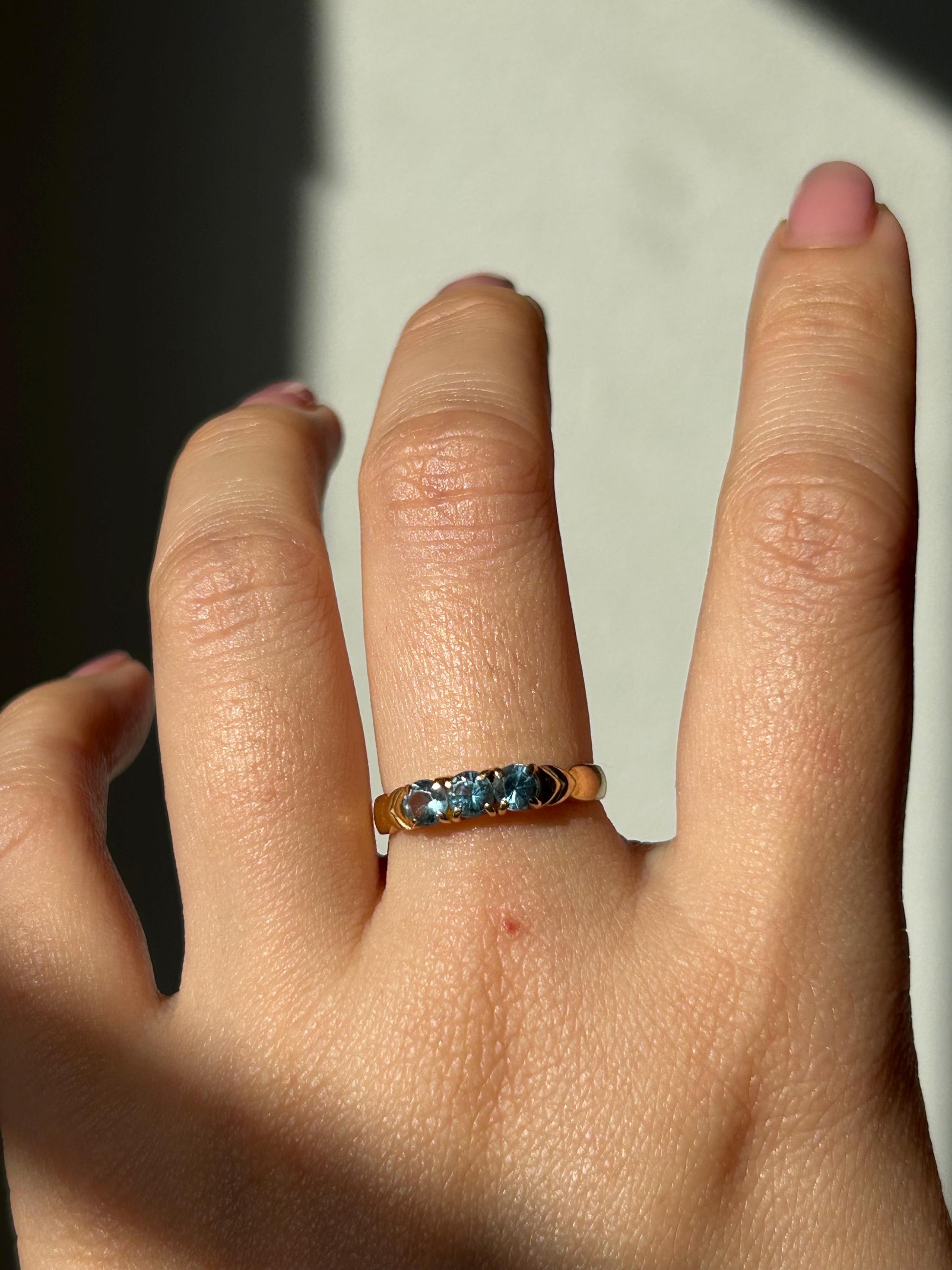 Vintage 18k Gold Aquamarine Ring: Icy Blue March Birthstone, US Size 6