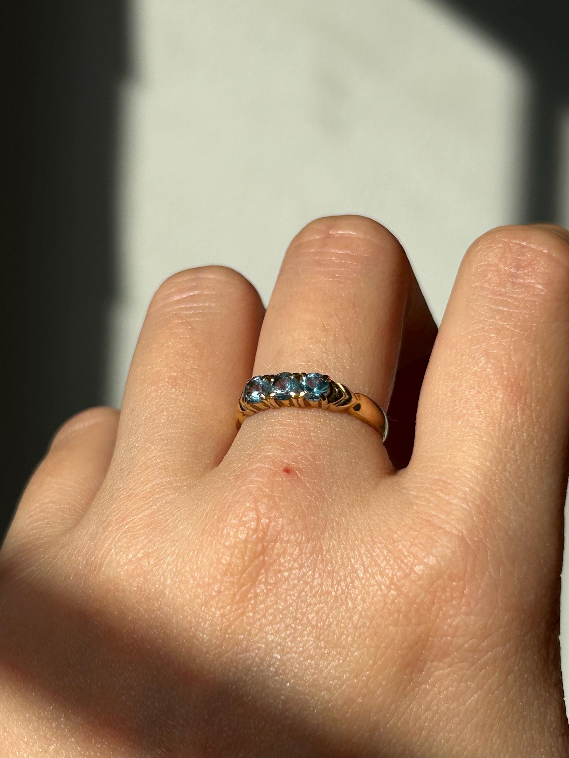 Vintage 18k Gold Aquamarine Ring: Icy Blue March Birthstone, US Size 6