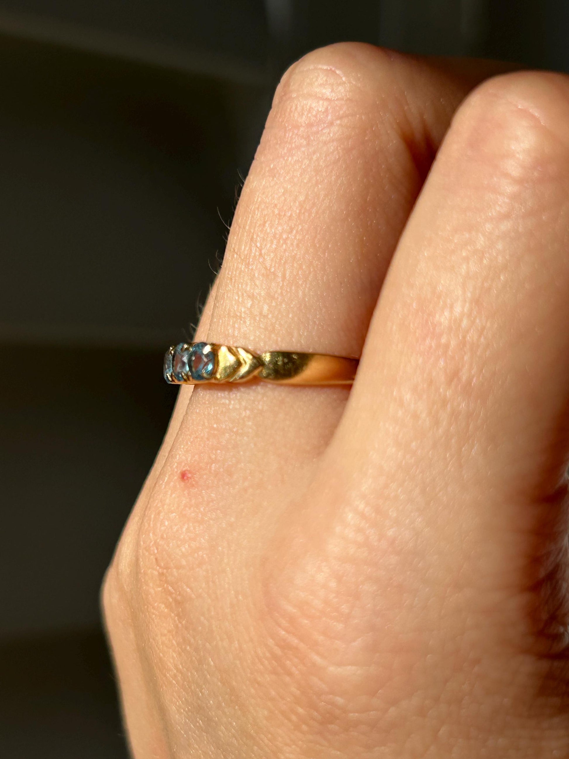 Vintage 18k Gold Aquamarine Ring: Icy Blue March Birthstone, US Size 6
