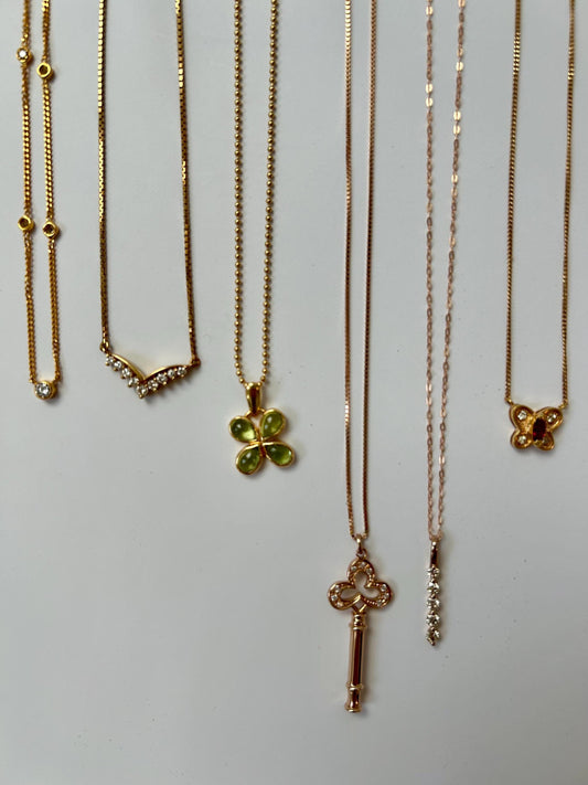 Vintage 18k Gold Peridot Clover Pendant Necklace: August Birthstone