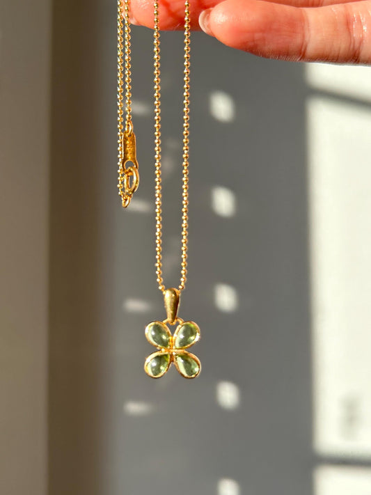 Vintage 18k Gold Peridot Clover Pendant Necklace: August Birthstone