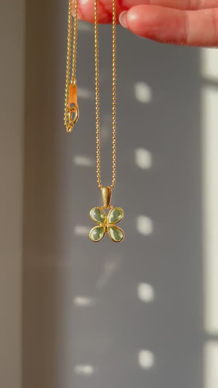 Vintage 18k Gold Peridot Clover Pendant Necklace: August Birthstone