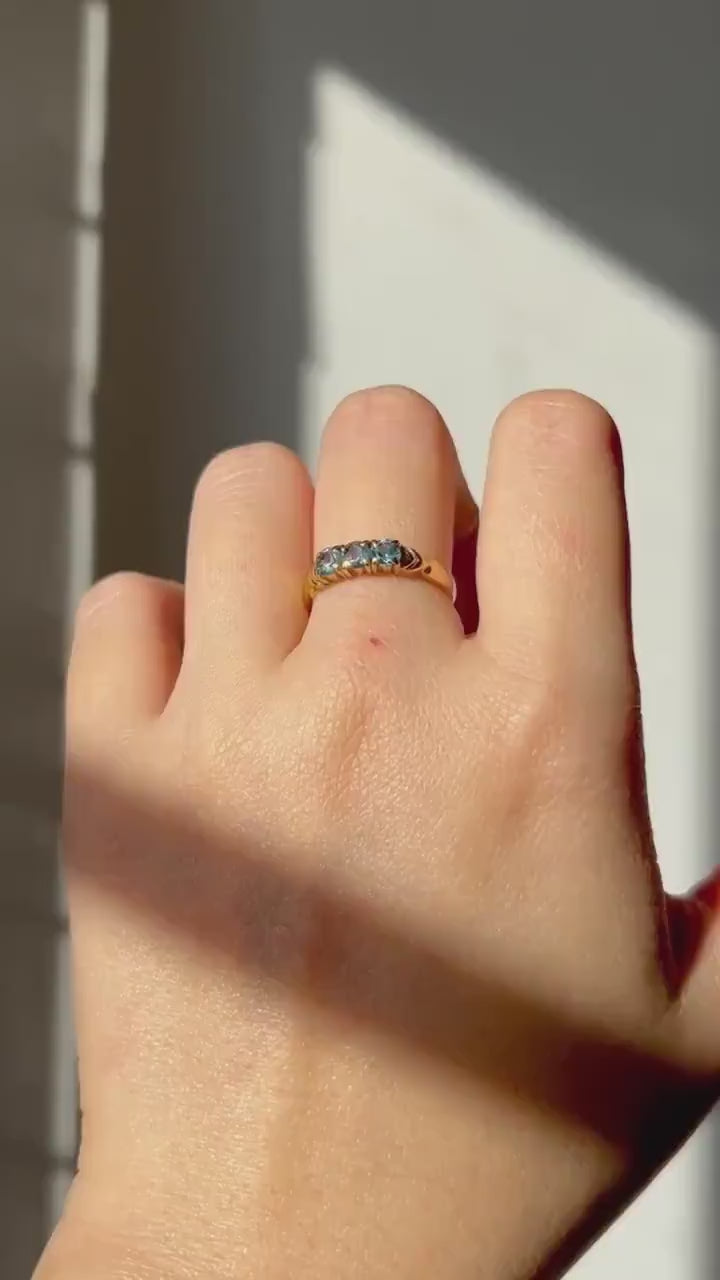 Vintage 18k Gold Aquamarine Ring: Icy Blue March Birthstone, US Size 6