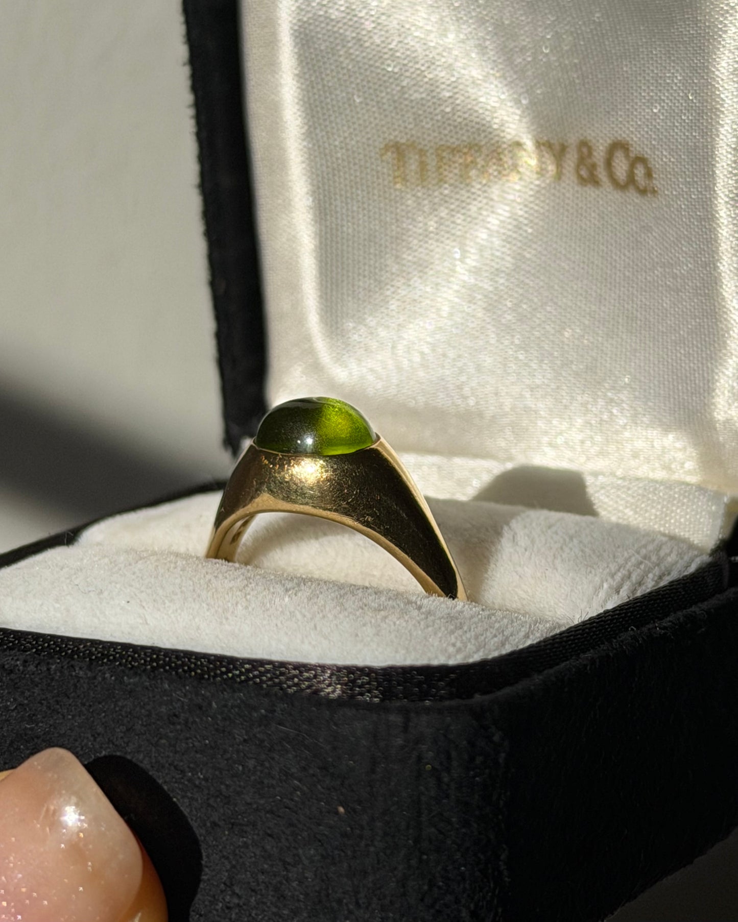 Vintage Circa 1980s 18k Gold Tiffany & Co Cabochon Peridot Ring