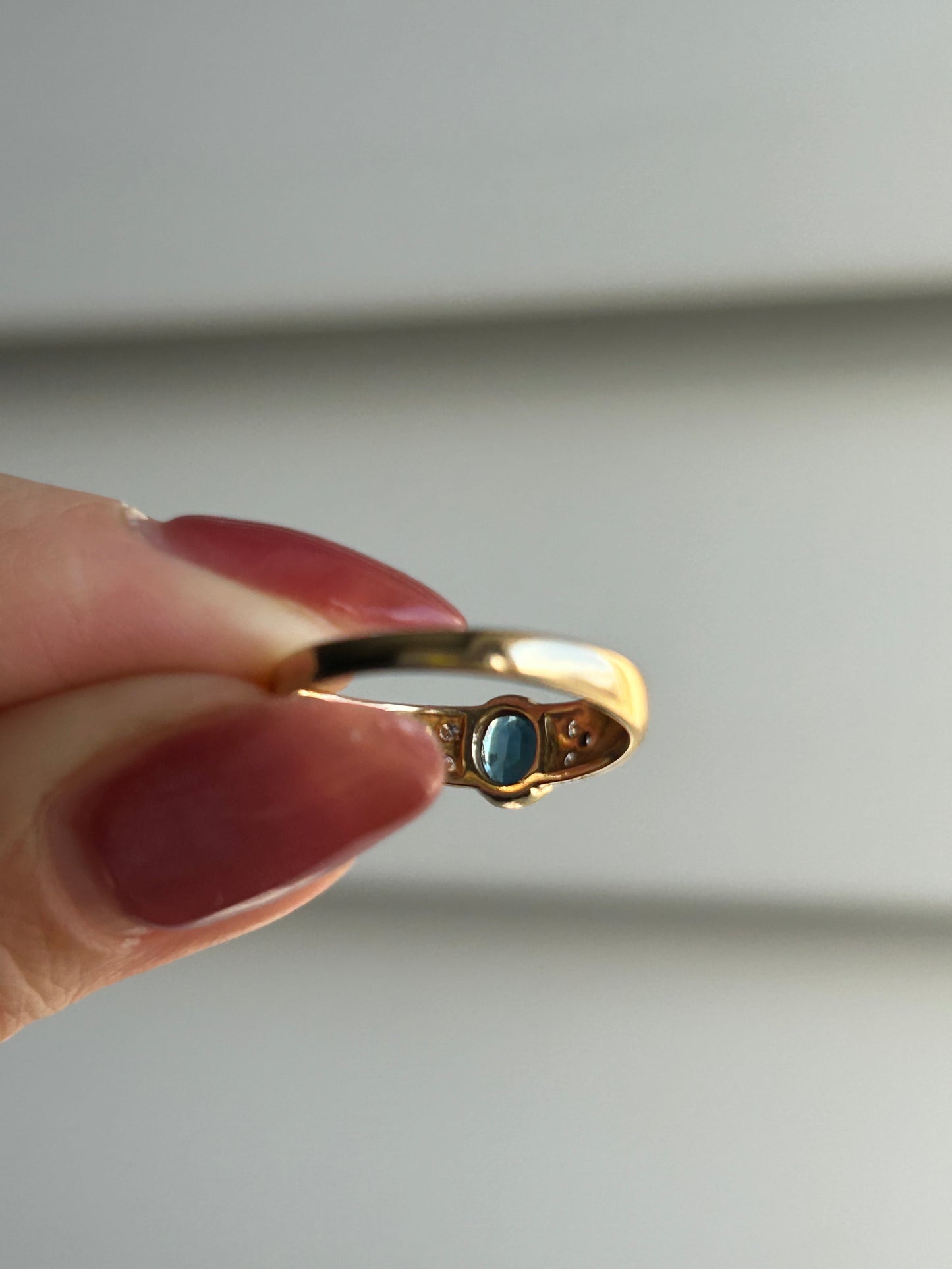 Vintage 18k Gold Sapphire and Diamonds Bezel Set Ring