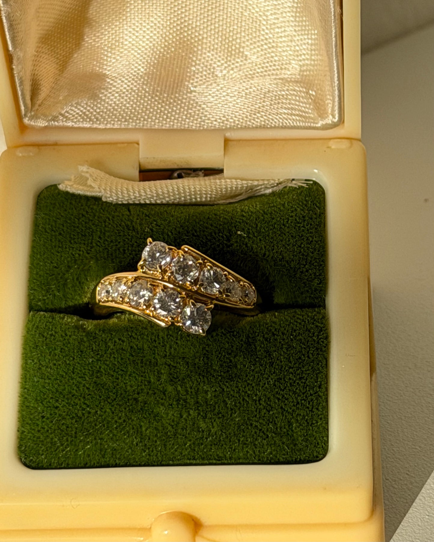 Vintage Circa 1980’s 18k Gold 1.09ctw Graduated Diamond Bypass Ring