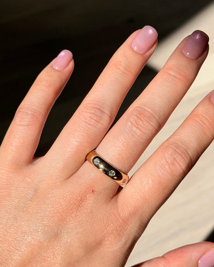 Modern Estate 18k Gold Straight Line Scattered Flush Set Diamond Donut Ring