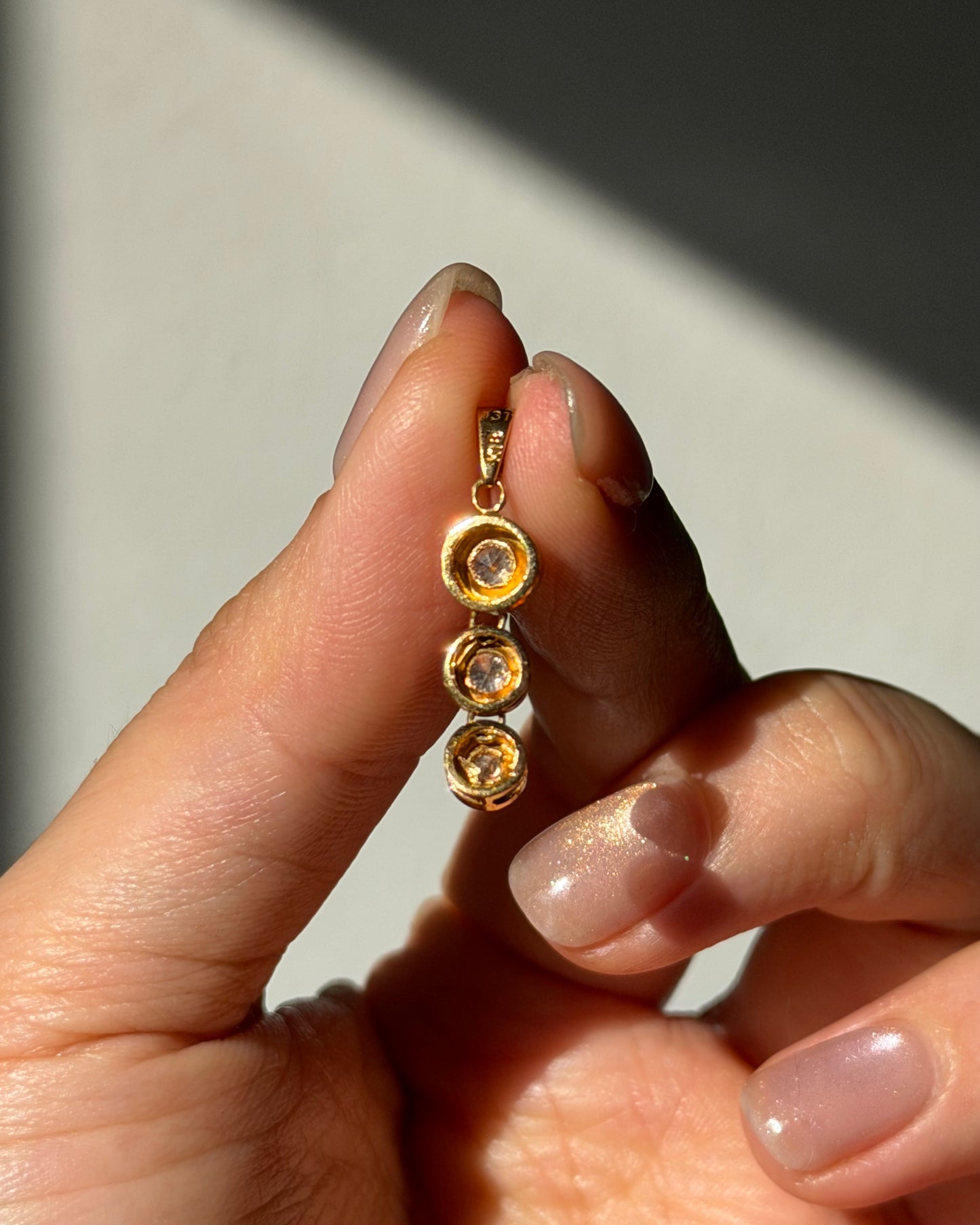 Vintage 18k Bezel Set Graduating Diamond Dangle Charm pendant