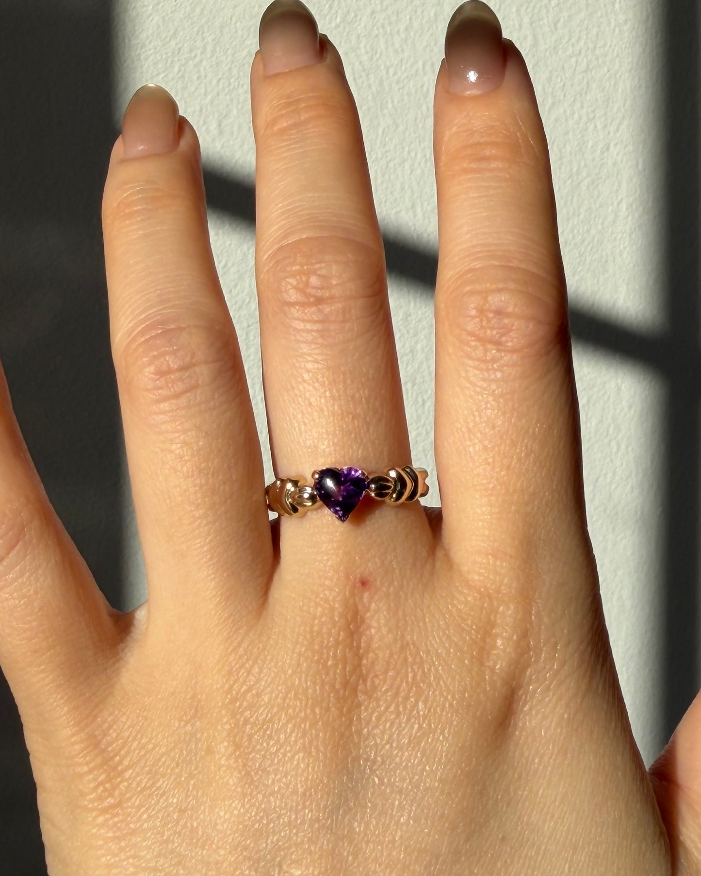 Vintage 14k Gold Cabochon Amethyst Heart Ring - Heart Shoulder Details