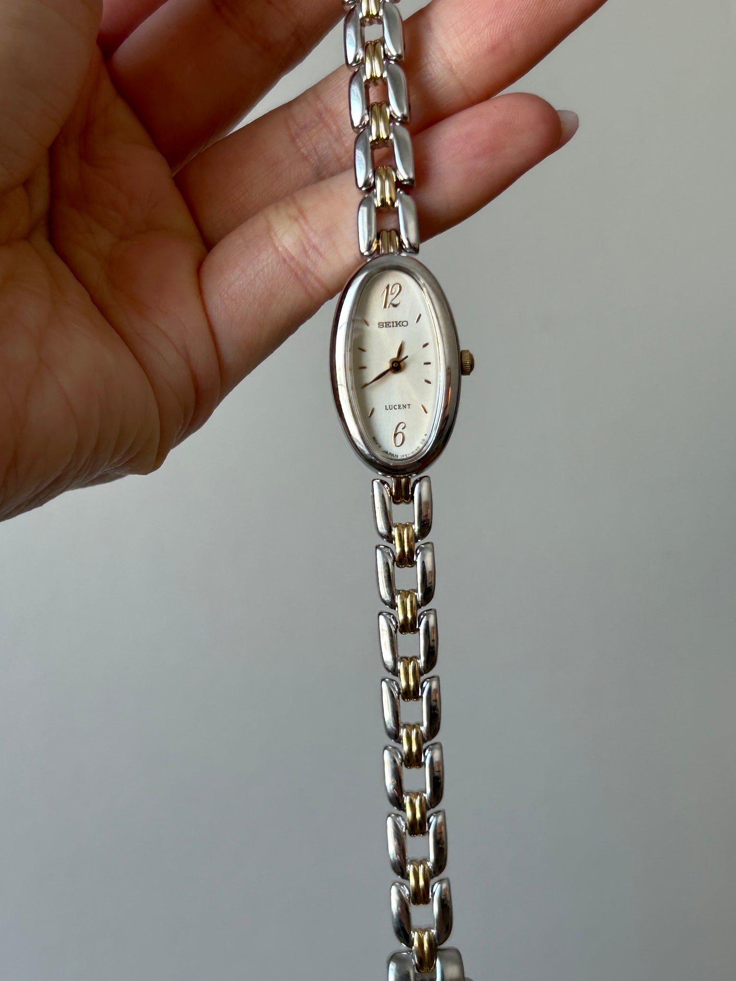 Vintage Y2K Seiko Stainless Steel Two-toned Oval Watch