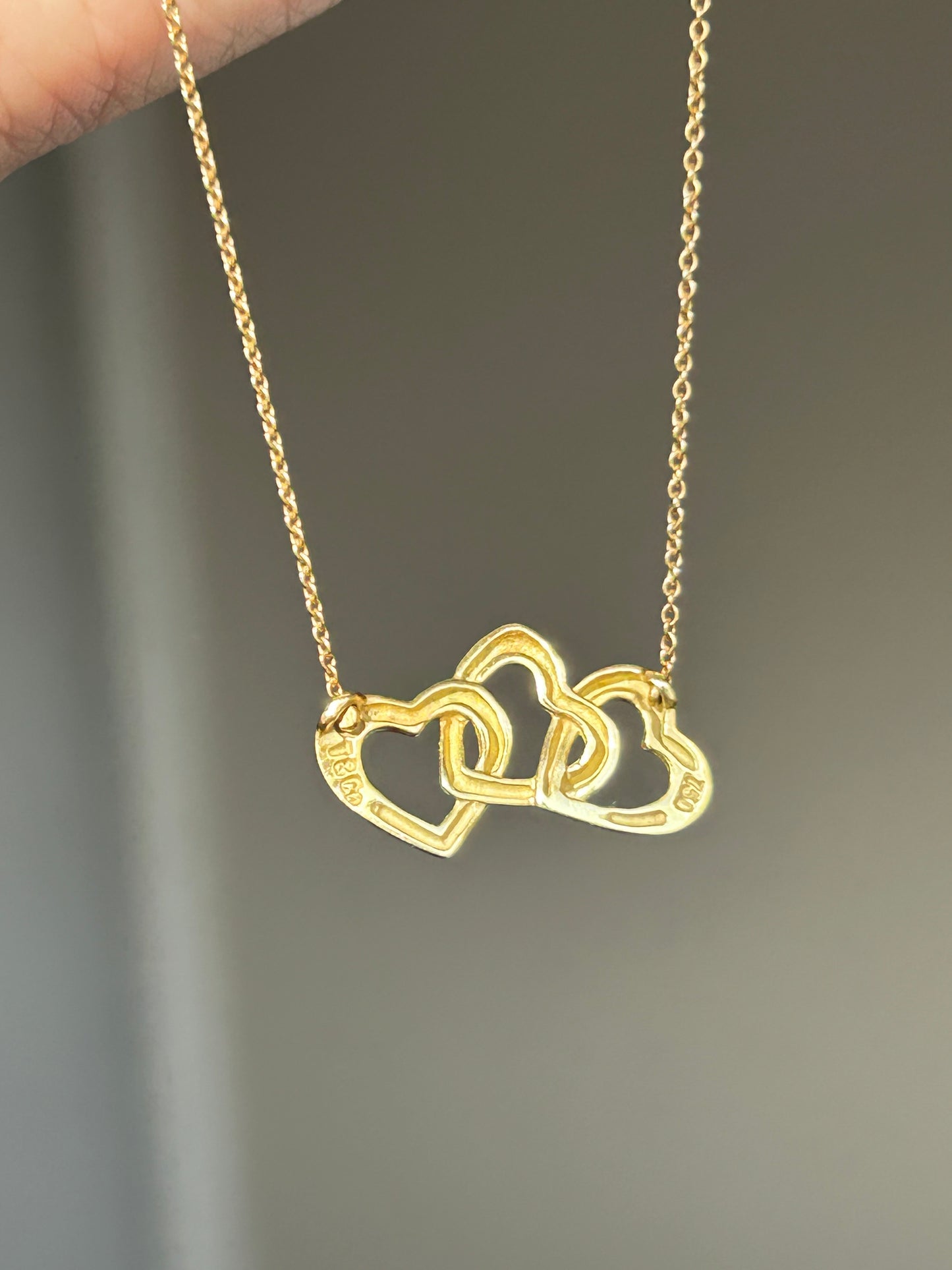 Vintage 18k Gold Tiffany & Co Three Interlocking Hearts Necklace