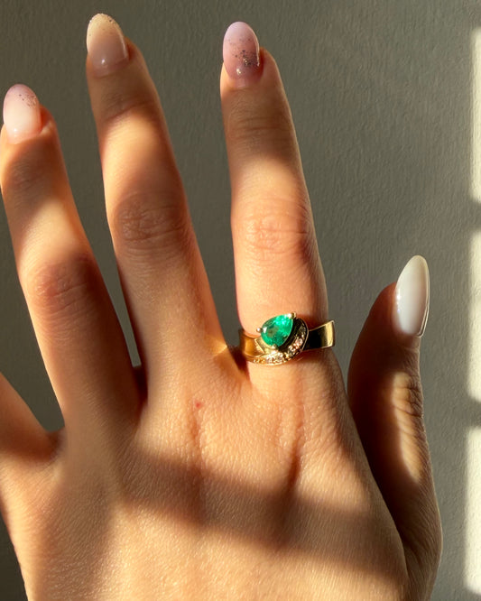 Vintage 18k Gold Floating Pear Cut Emerald Wavy Ring
