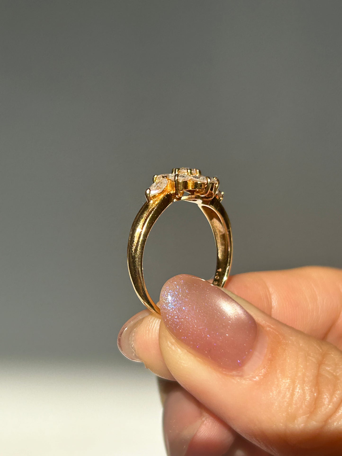 Vintage 18k Gold Diamond Flower Ring: 1 ct, US Size 7