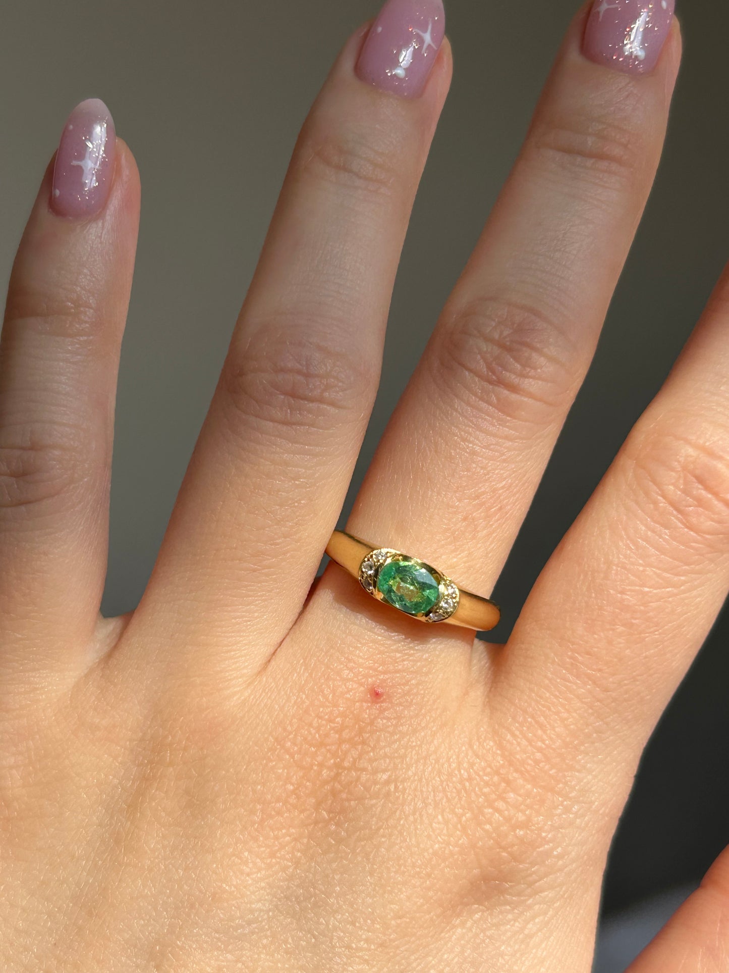 Vintage 18k Gold Sea Foam Green Tourmaline Half Bezel EW Set Ring