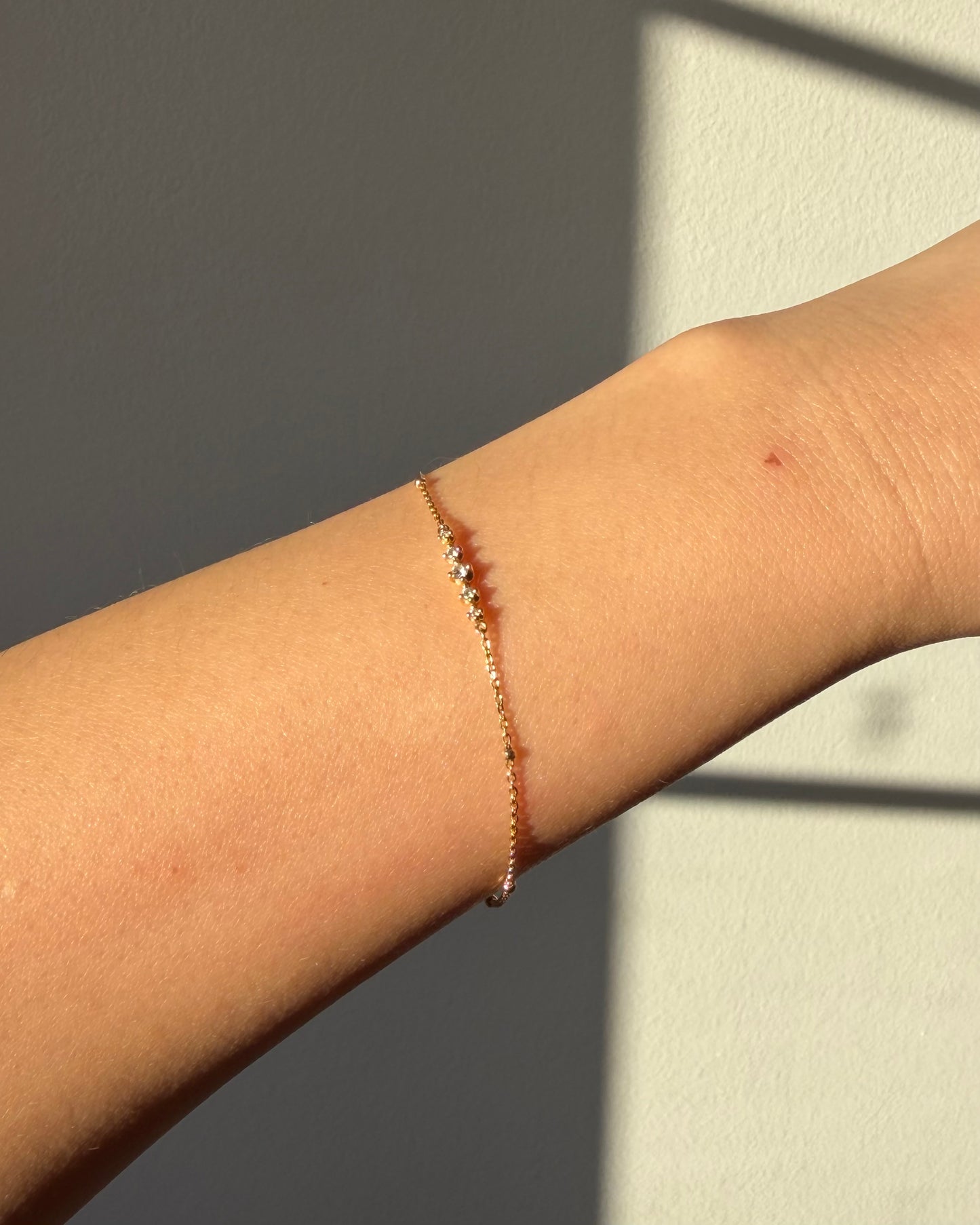 Modern 18k Gold Dainty Bracelet with Diamonds