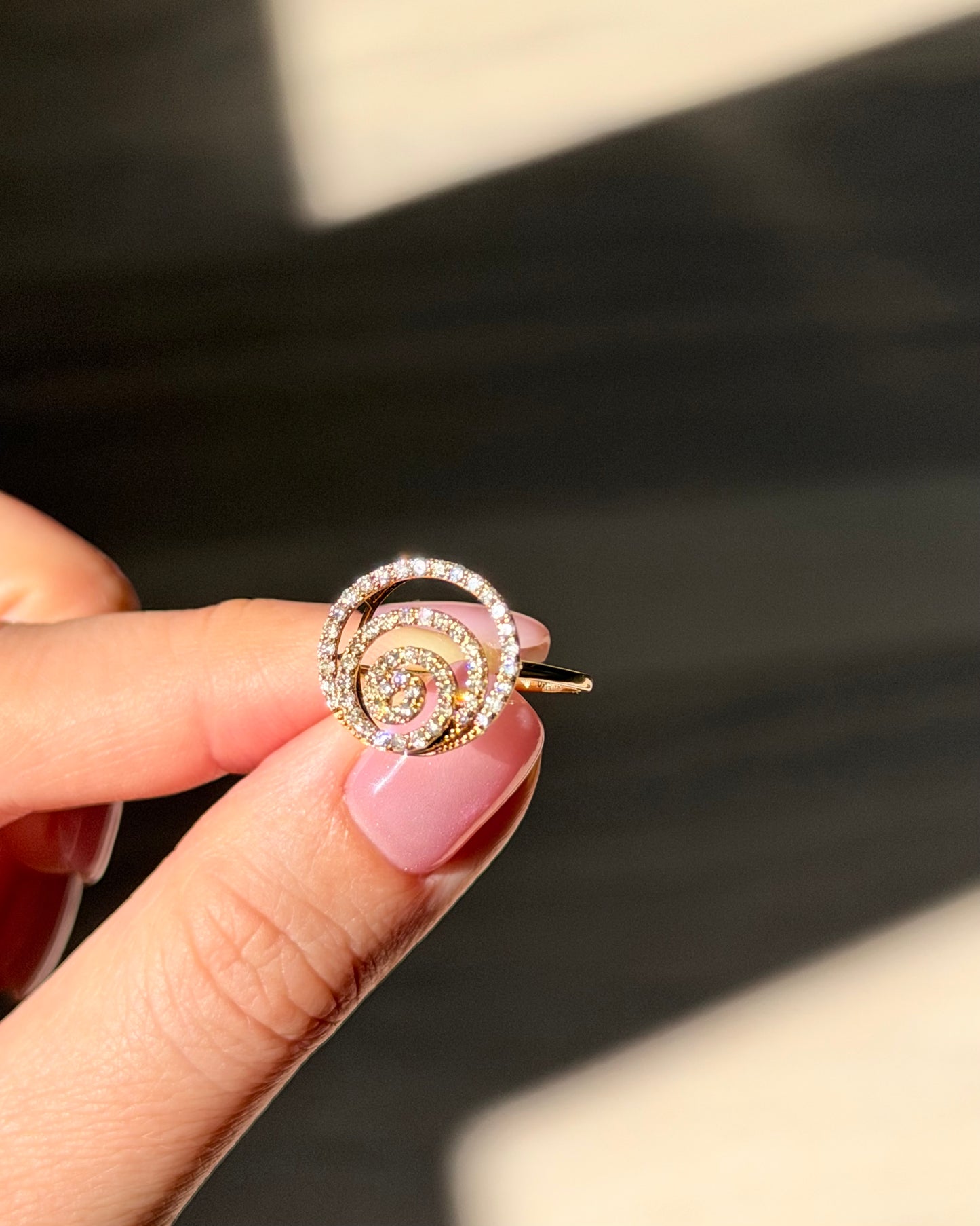 Vintage 18k Gold Spiral Diamond Ring