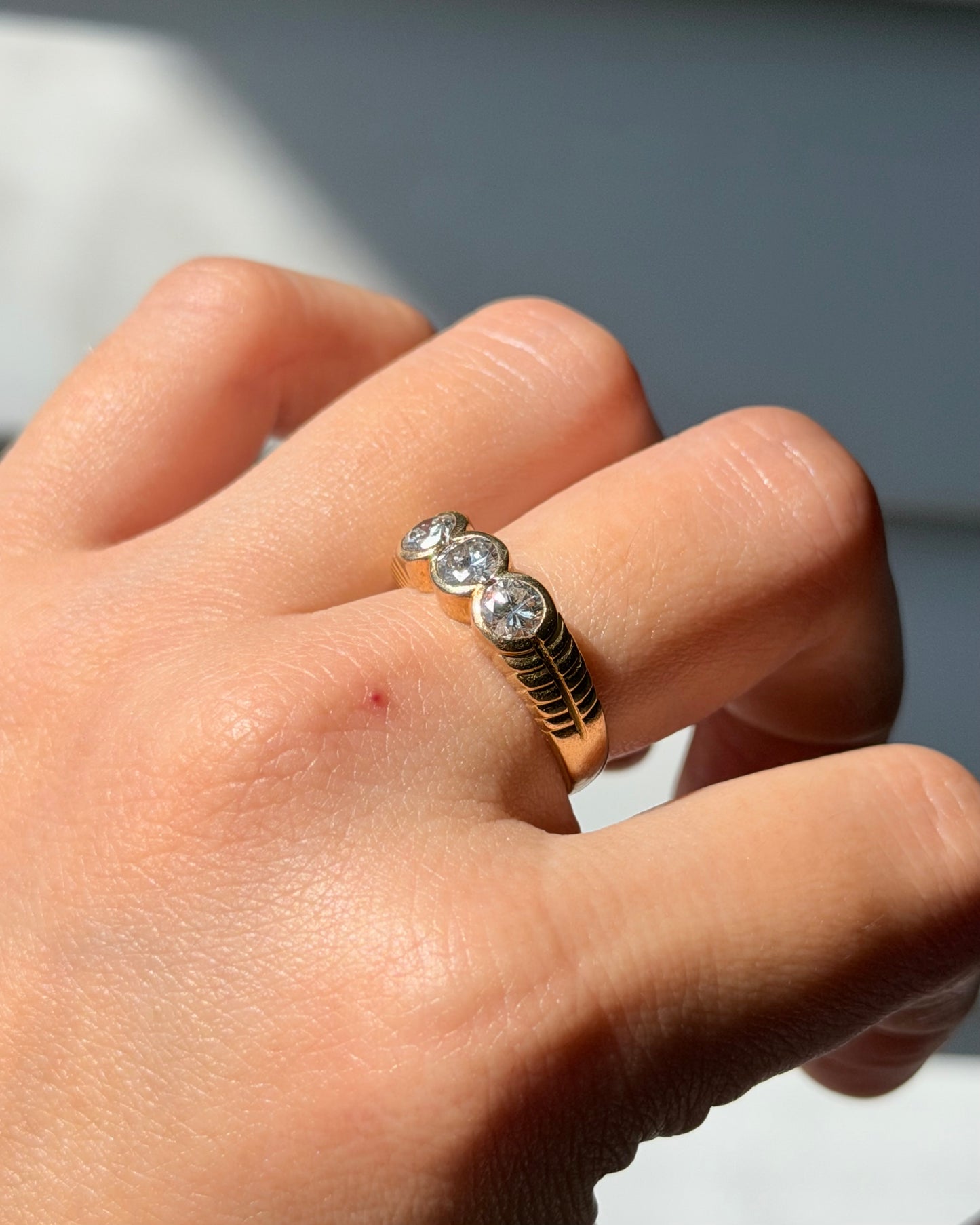 Vintage 18k Gold 1.0 CTW Bezel Set Three-Stone Diamond Ring - Ribbed Shoulder Details