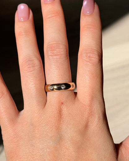 Modern Estate 18k Gold Straight Line Scattered Flush Set Diamond Donut Ring