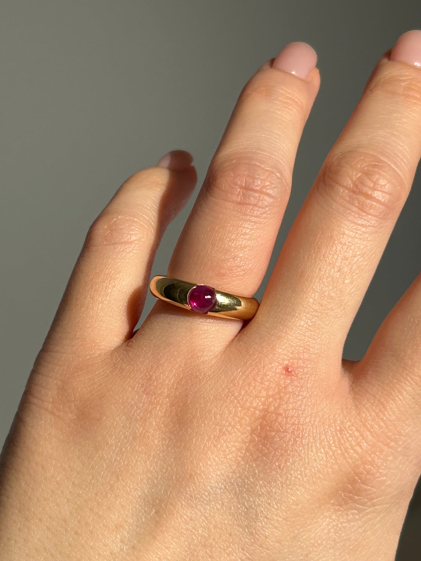 Vintage 18k Gold Ruby Cabochon Donut Ring