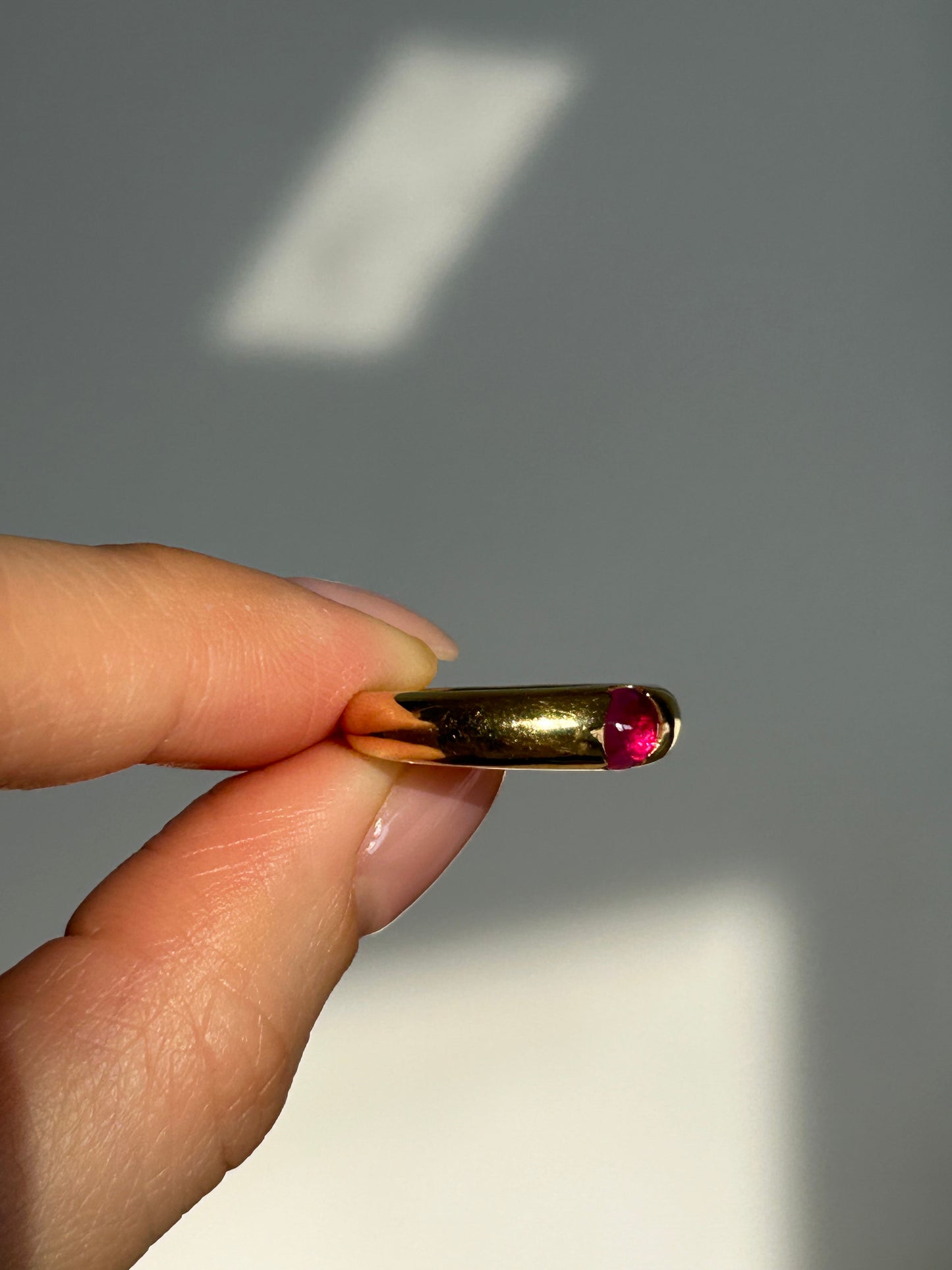 Vintage 18k Gold Ruby Cabochon Donut Ring