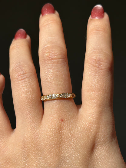 Vintage 18k Gold Diamond Scalloped Pattern Stacking Ring