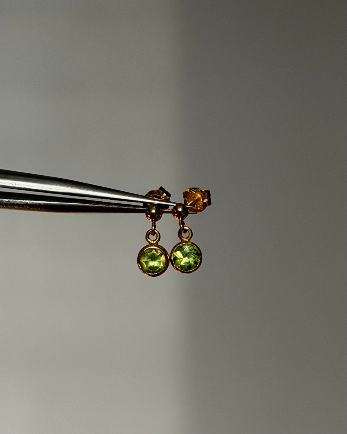 Vintage 18k Gold Bezel Set Peridot Drop Earrings