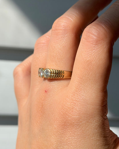 Vintage 18k Gold 1.0 CTW Bezel Set Three-Stone Diamond Ring - Ribbed Shoulder Details
