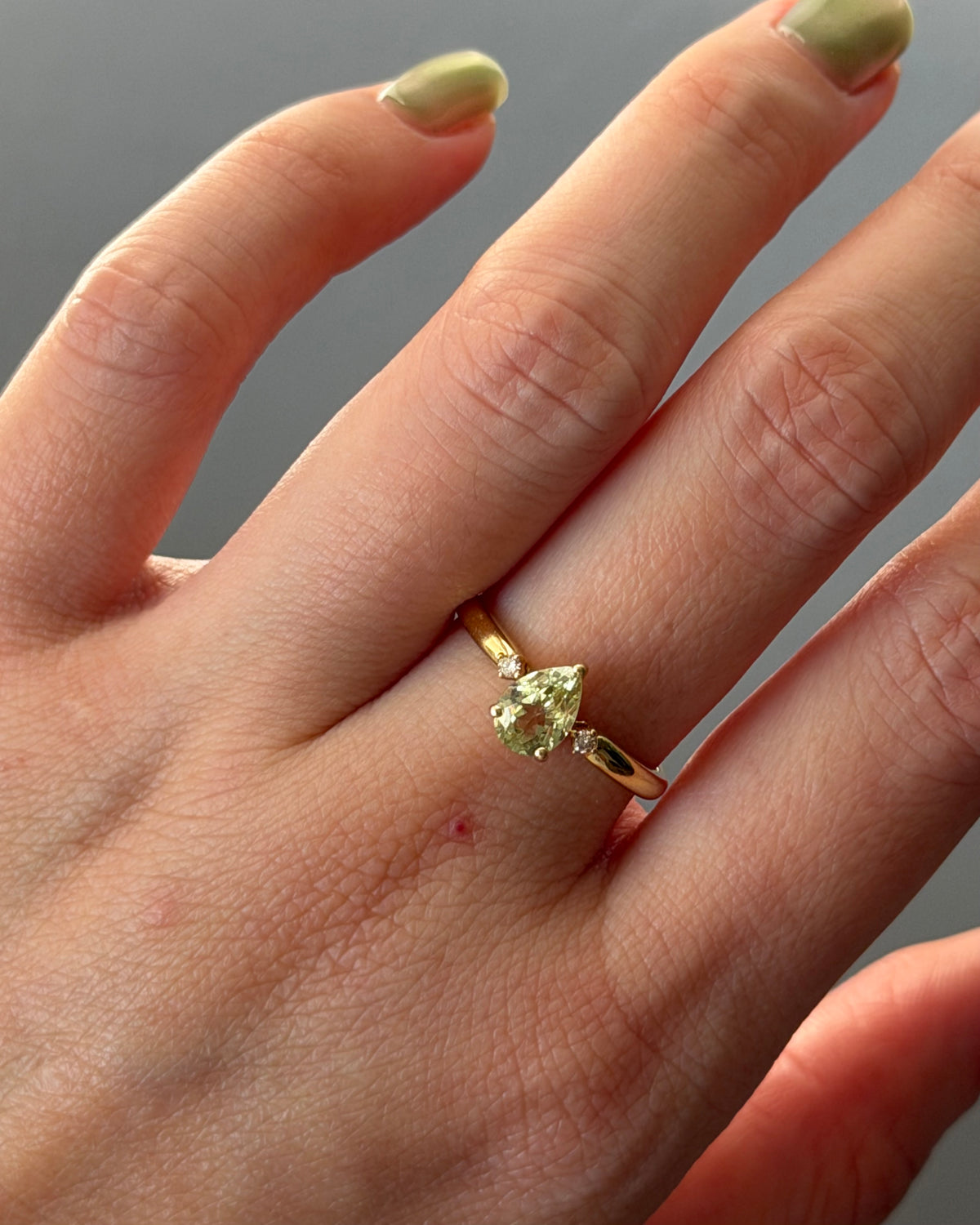 Vintage 18k Gold Pear Cut Peridot Stackable Ring