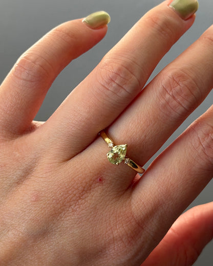 Vintage 18k Gold Pear Cut Peridot Stackable Ring