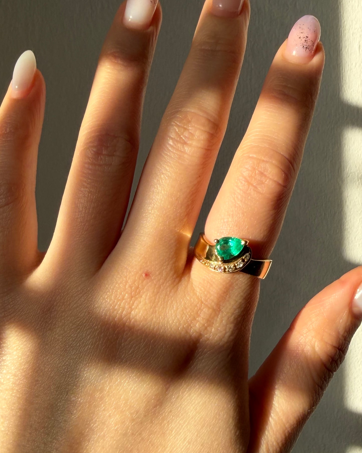 Vintage 18k Gold Floating Pear Cut Emerald Wavy Ring
