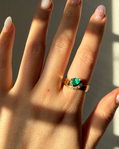 Vintage 18k Gold Floating Pear Cut Emerald Wavy Ring