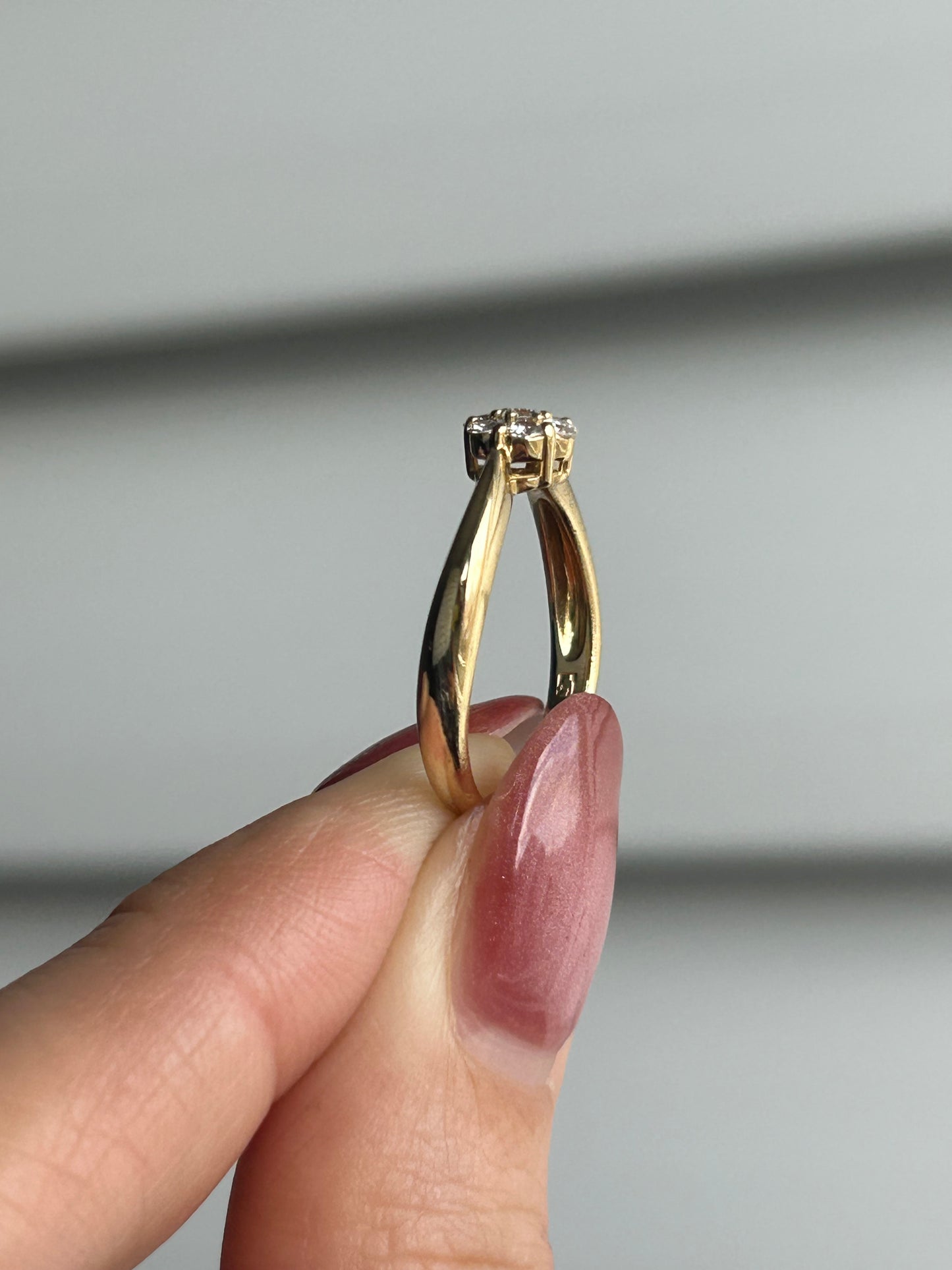 Vintage 18k Gold Diamond Daisy Ring