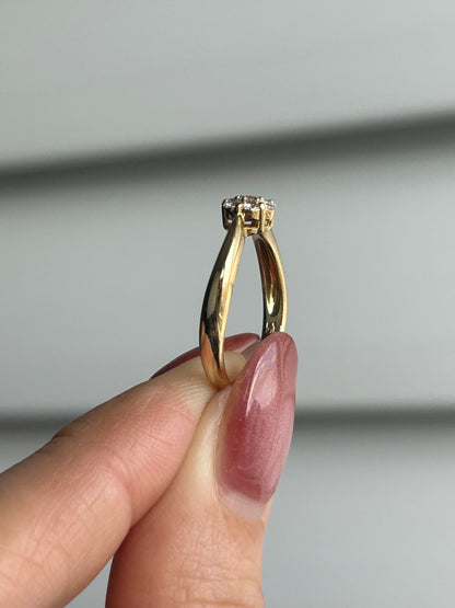 Vintage 18k Gold Diamond Daisy Ring